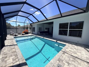 Outdoor pool, a heated pool - Spacious 4-bedroom house with pool, close to beaches, shopping and restaurants (North Port)