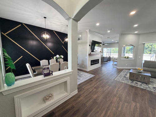 Spacious 4-bedroom house with pool, close to beaches, shopping and restaurants