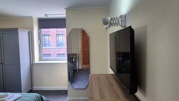 Comfort appartement, uitzicht op stad | Verduisterende gordijnen, een strijkplank/strijkijzer, gratis wifi