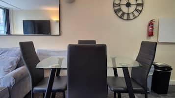 Comfort Apartment, City View | In-room dining