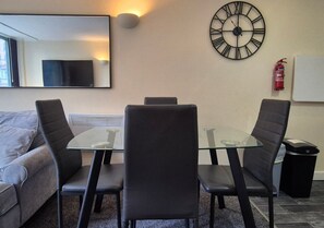 Comfort-Apartment, Stadtblick | Essbereich im Zimmer