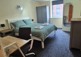 Lägenhet Comfort - utsikt mot staden | Mörkläggningsgardiner, strykjärn/strykbräda och gratis wi-fi