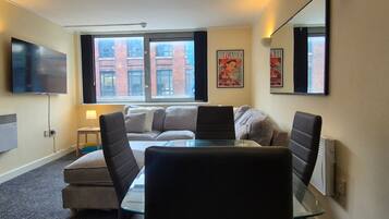 Apartemen Comfort, pemandangan kota | Makan di kamar