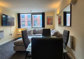 Comfort Apartment, City View | In-room dining