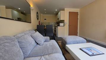 Appartement, salle de bains privée | Bar lounge