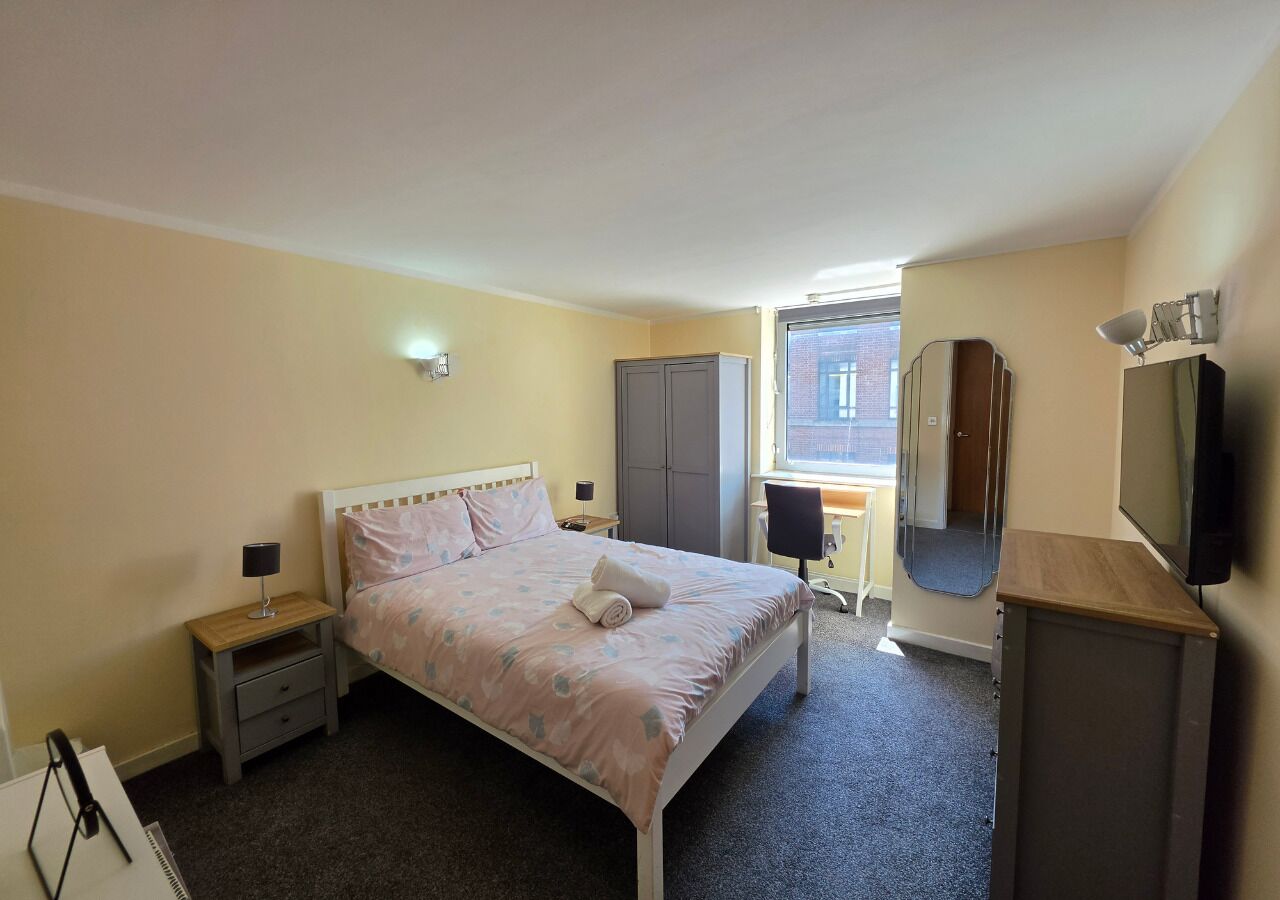Apartamento, baño privado | Cortinas opacas, tabla de planchar con plancha, wifi gratis