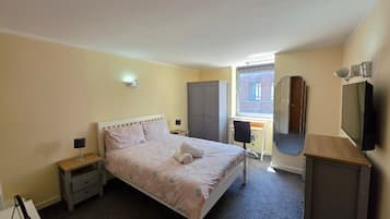Apartamento, baño privado | Cortinas opacas, tabla de planchar con plancha, wifi gratis
