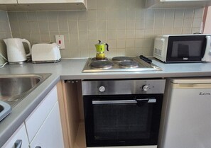 Comfort Apartment, City View | Shared kitchen