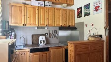 Apartemen | Dapur pribadi | Lemari es, microwave, mesin pencuci piring, dan mesin pembuat kopi/teh