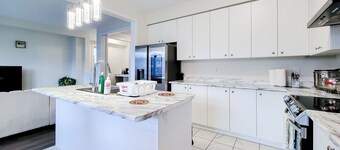 Entire 4 bedroom Luxury house in Caledonia/Haldimand Very Close to Hamilton.