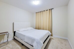 4 bedrooms, iron/ironing board, WiFi, bed sheets - Entire 4 bedroom Luxury house in Caledonia/Haldimand Very Close to Hamilton. (Caledonia)