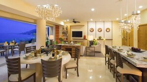 Una cocina moderna con comedor, ventanas amplias con vistas panorámicas e iluminación elegante.