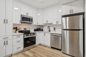 Microondas, horno, placa de cocina, lavavajillas