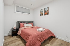 2 habitaciones, tabla de planchar con plancha, wifi y ropa de cama 