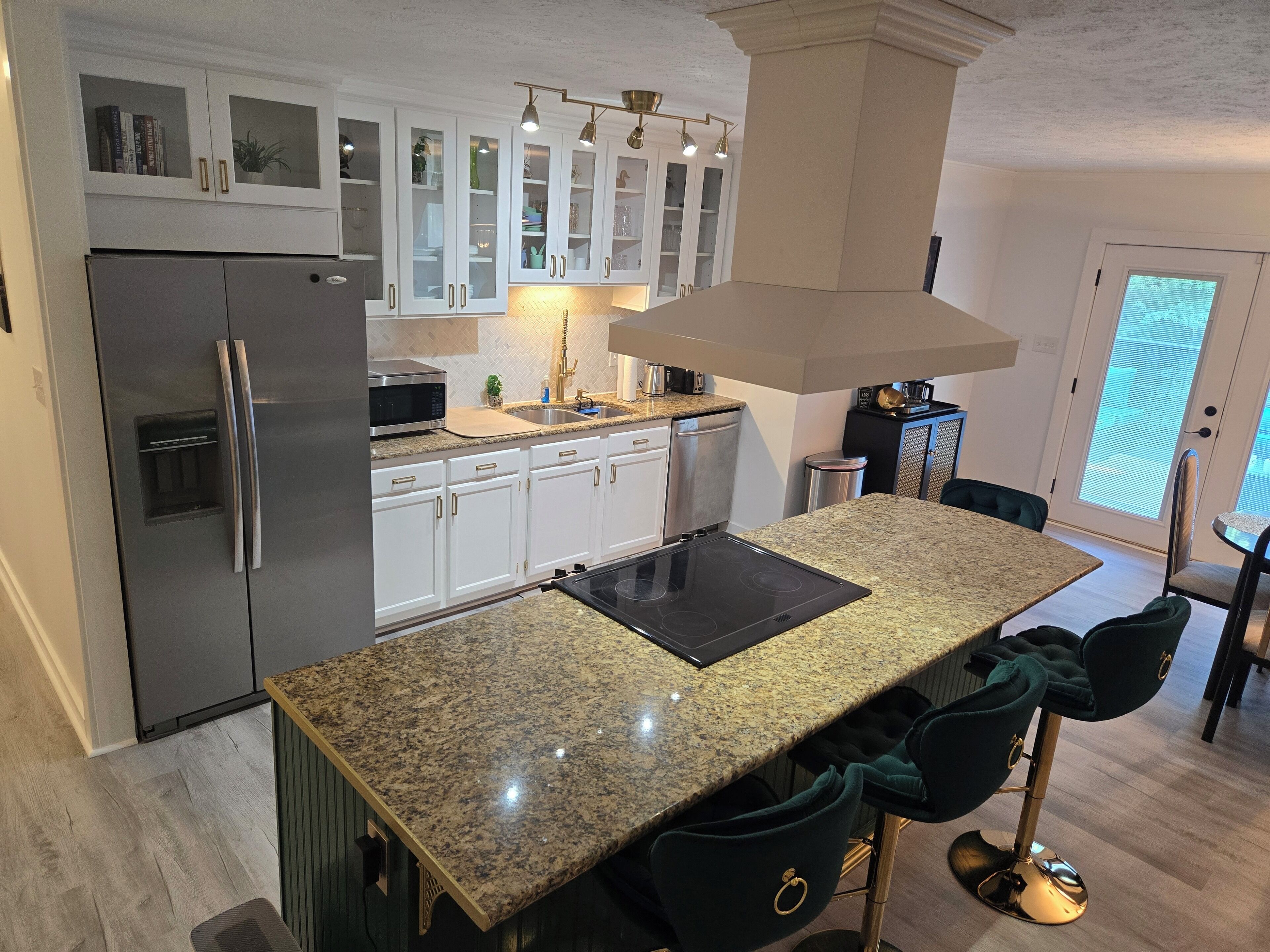 Microondas, horno, parrilla de estufa y lavavajillas 