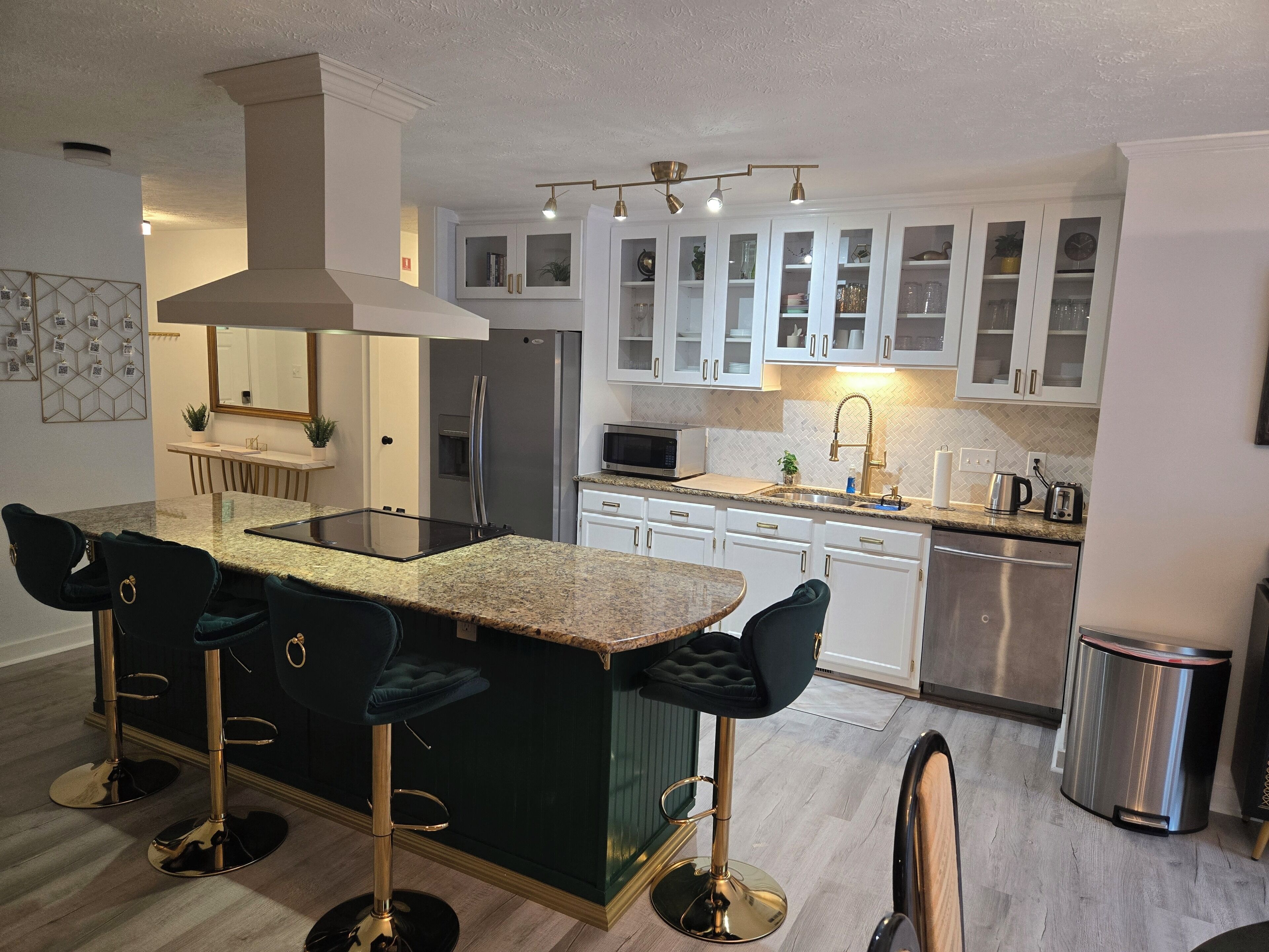 Een microgolfoven, een oven, een kookplaat, een vaatwasser