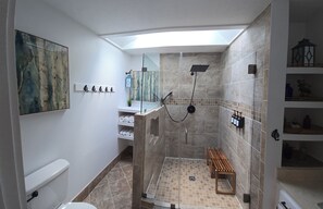 Dusche, Haartrockner, Handtücher, Seife