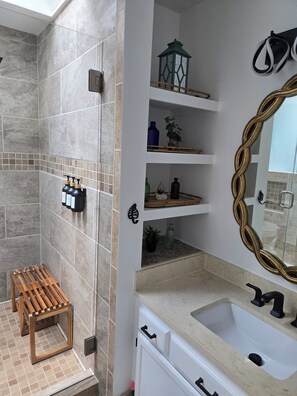 Douche, sèche-cheveux, serviettes fournies, savon
