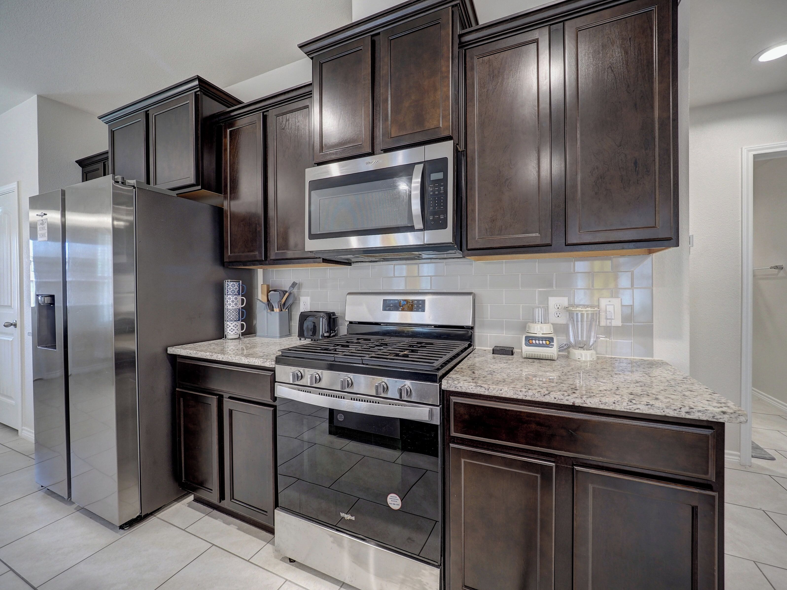 Kjøleskap, mikrobølgeovn, ovn og kokeplater