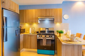 Kylskåp, mikrovågsugn, ugn och spishäll