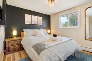 2 عدّة غرف نوم وخزنة داخل الغرفة ومكتب ومكواة/لوح كي