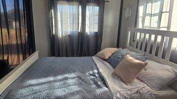 Iron/ironing board, bed sheets