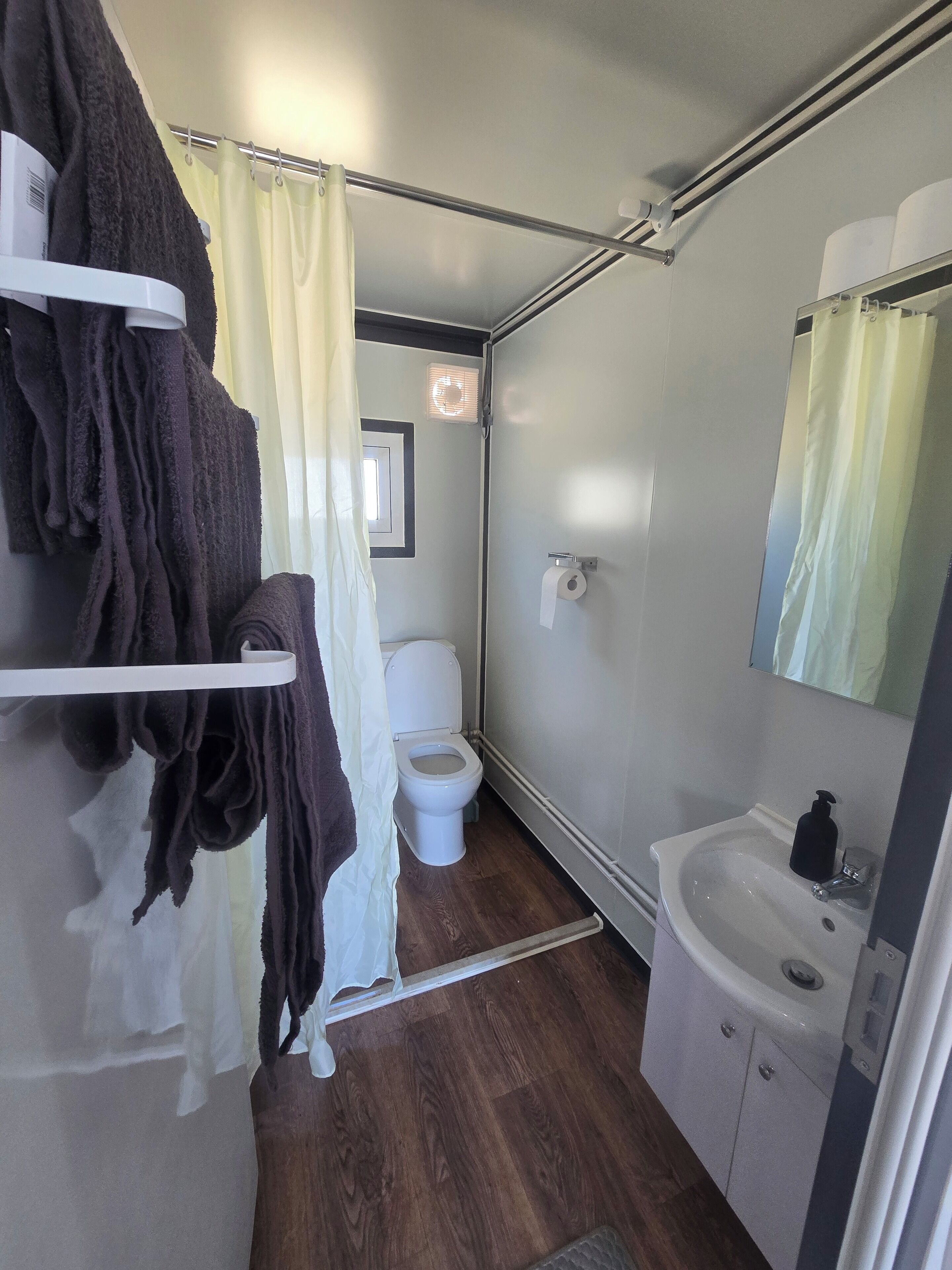 淋浴设施、吹风机、毛巾、肥皂