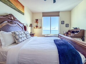 3 habitaciones, escritorio y tabla de planchar con plancha 