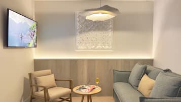 Departamento Deluxe, 1 habitación, patio | Área de sala de estar | Televisión de pantalla plana, Netflix y servicios de streaming