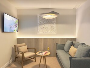 Apartemen Deluks, 1 kamar tidur, patio | Area keluarga | Televisi layar datar 50-inci dengan saluran TV digital dan Netflix