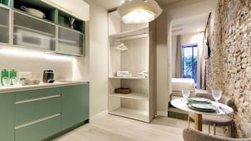 Superior studio, terras | Luxe beddengoed, een minibar, verduisterende gordijnen, gratis wifi