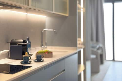 Estudio clásico | Cocina privada | Frigobar, microondas, parrilla de estufa y cafetera de espresso