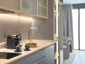 Studio Klasik, pemandangan halaman | Dapur pribadi | Lemari es kecil, microwave, kompor, dan mesin espresso
