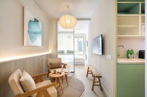 Ropa de cama de alta calidad, minibar, cortinas blackout y wifi gratis