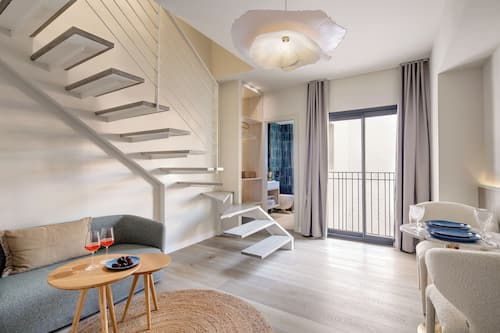 Dúplex superior, 1 habitación, 2 baños | Ropa de cama de alta calidad, minibar, cortinas blackout y wifi gratis
