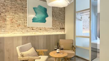 Estudio superior, vista a la ciudad | Área de sala de estar | Televisión de pantalla plana, Netflix y servicios de streaming