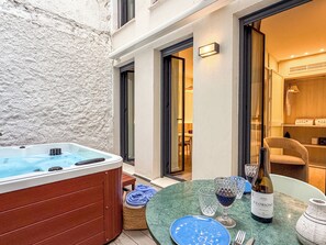 Deluxe Apartment, 1 Bedroom, Patio | Jetted tub - Coeo Frailes Design Apartments  (Málaga)