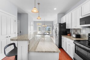 ثلاجة، ميكروويف، فرن، موقد طهي مسطح