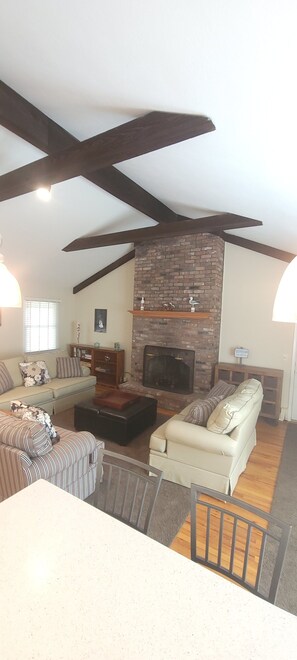 TV - Spacious 5-bedroom house in Southampton. Location! Location! Location! Private (Southampton)