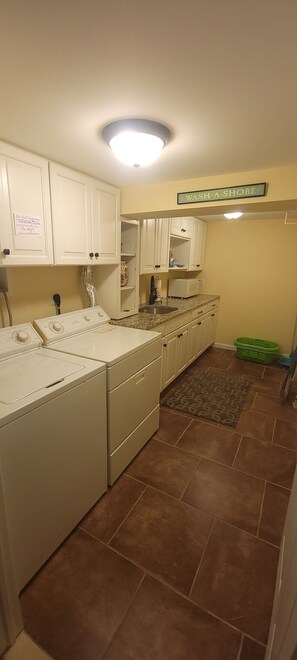 Microwave, oven, stovetop, dishwasher - Spacious 5-bedroom house in Southampton. Location! Location! Location! Private (Southampton)