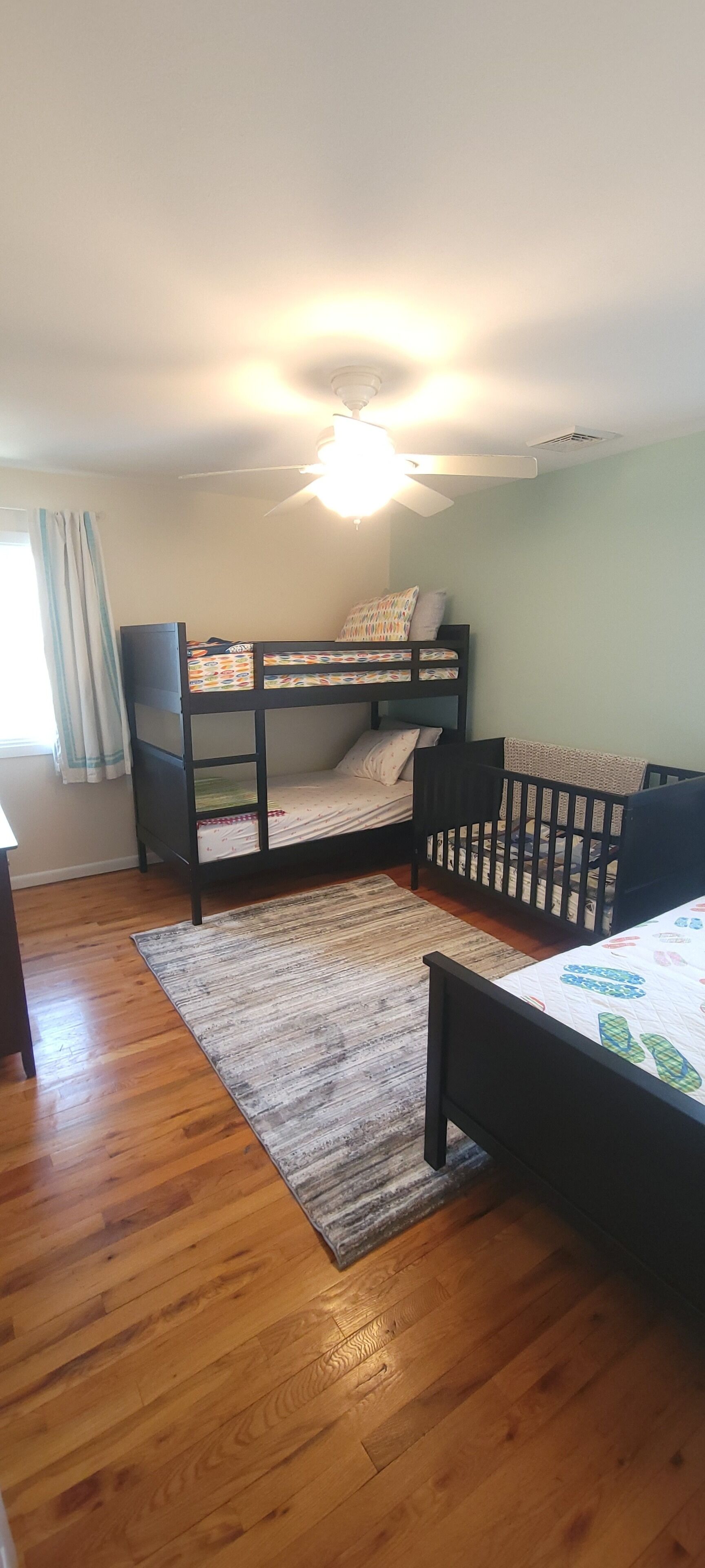 5 bedrooms, iron/ironing board, WiFi, bed sheets