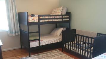 5 bedrooms, iron/ironing board, WiFi, bed sheets