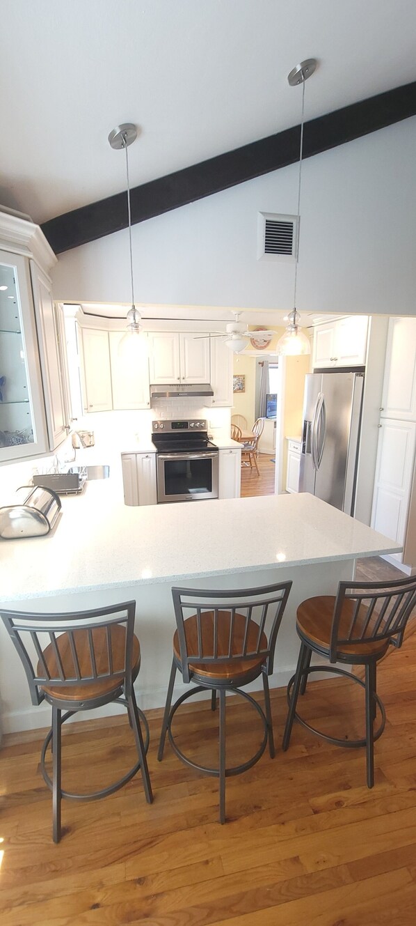 Microwave, oven, stovetop, dishwasher - Spacious 5-bedroom house in Southampton. Location! Location! Location! Private (Southampton)