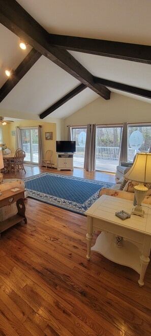 TV - Spacious 5-bedroom house in Southampton. Location! Location! Location! Private (Southampton)