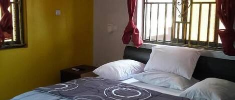 Habitación junior, vistas al patio | Tabla de planchar con plancha y wifi gratis