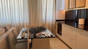 Une cuisine moderne avec un coin repas, comprenant une table en bois, des chaises et un canapé.