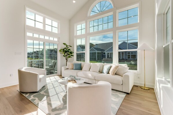 Televisión, libros y oficina 