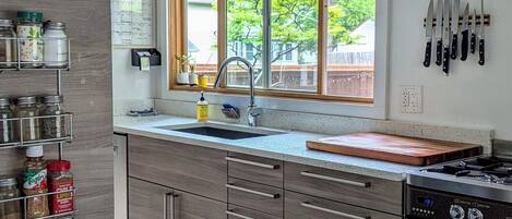 Réfrigérateur, four, plaque de cuisson, lave-vaisselle