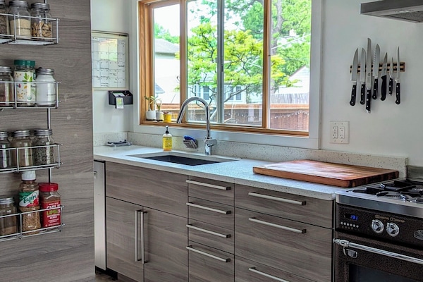 Fridge, oven, stovetop, dishwasher