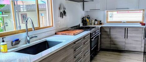 Réfrigérateur, un four, surface de cuisson, lave-vaisselle